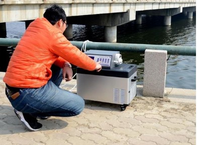 从功能上对水质采样器进行详细的分析
